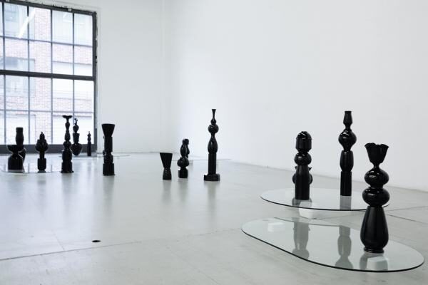 Kasko, Black wrap, 2018, Schwarze Gefässe, Glasplatten, Gipssockel, Foto; Pascale Lustenberger