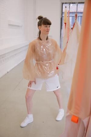 Kasko, To fasten onto so. 2018, Diverse Textilien, Metallketten, Fleischerhaken, Objekte 120x160, Foto: Pascale