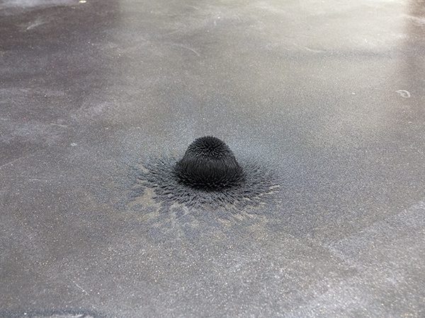 OHNE TITEL, 2016, Sand aus Ureki, Magnet, 10 × 70 × 70 cm