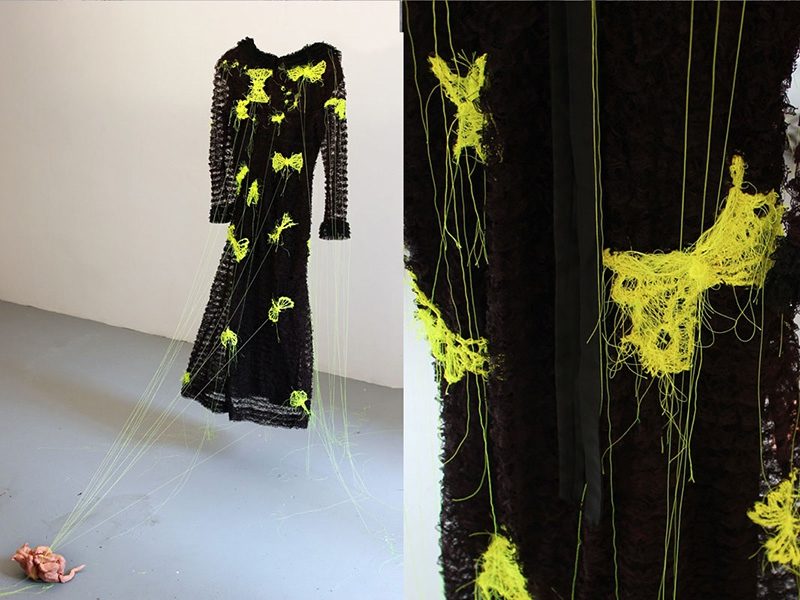 Spielende Katze 2013, 150x150x220cm, Kleid mit Stickzeichnungen (Fluoreszenzfäden), Ton