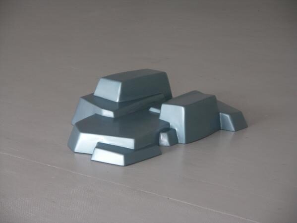 Hammerschlagobjekt, 2010, 20 x 82 x 57 cm, Tannenholz, Hammerschlaglack.