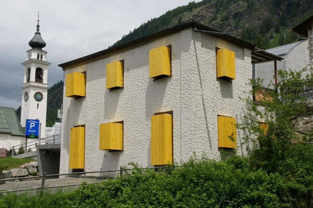 Das Haus, 2011, Bau-Schalbretter an Abbruchhaus, Installation, Vias d\'Art Puntraschigna, Pontresina