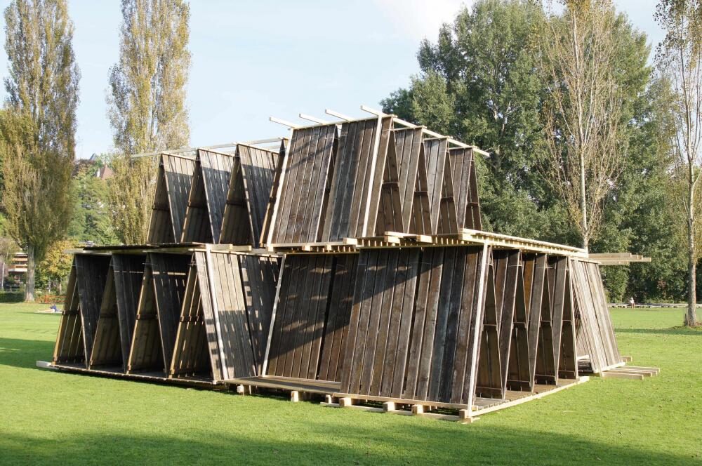 Winterlager, 2014, Jetzt Kunst, Strandbad Marzili, Bern, Konstruktion aus 190 Liegerosten und Kantholz, H 4.3m x 10 m2