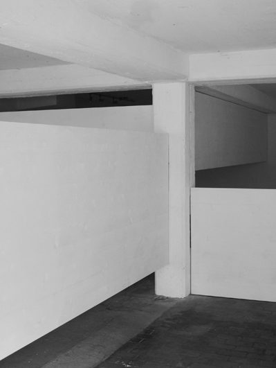 Séparée, 2012, 3-Schichtplatten weiss lasiert, Kunstraum Sandra Romer Chur