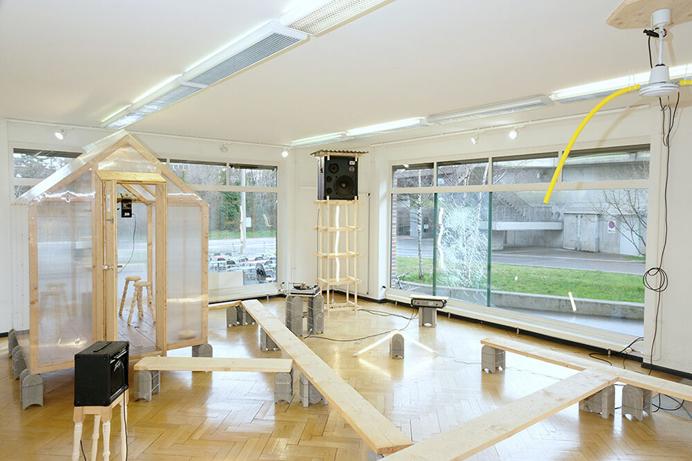 We accidentally made eye contact with Mähkanten in our basement, Artstübli Basel 2024 – Foto: Dominik Dober