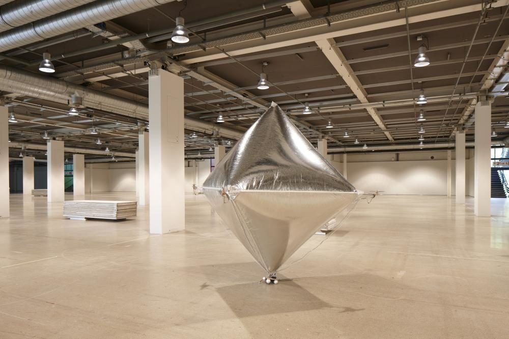 FlyingHedron, Objekt/Aktion, 2010, 248 x 175 x 175 cm, alu­mi­niumbeschichtete Poly­es­terfolie, Elektromotoren, Pro­pel­ler, Fernsteuerung
