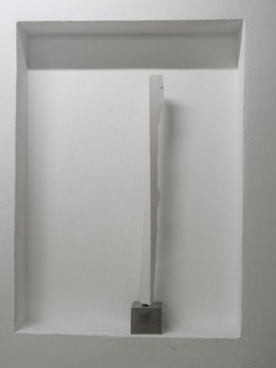 Ohne Titel, 2014, 130 x 7.5 cm, Gips, Stahl