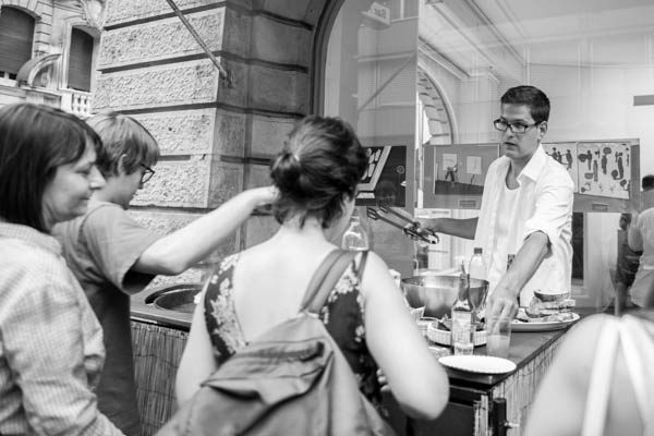 4764 201307 Jack Up Legs Bledowski Katharina Good